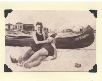 Kleine Whopper: Vintage LGBTQ + Karte - Freunde Strandtag, Kanu im Sommerhaus, Holz Kanu, Homosexuell Flitterwochen Karte, Gaycation Karte
