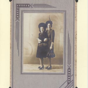 Senhoras sofisticadas: cartão LGBTQ+ vintage - cartão de casamento lésbico, anúncio de noivado de namoradas lésbicas, parabéns por casamento gay