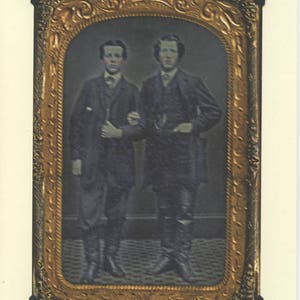 Brazo en brazo: Vintage LGBTQ + tarjeta - tarjeta gay de Año Nuevo, dos novios gay, aniversario gay, tintipo formal circa 1880, maridos victorianos