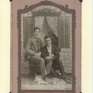 Two At Home: Vintage LGBTQ+ Card - cartão gay do dia dos namorados, casal gay morando juntos, cartão de nova casa, aniversário gay, noivado gay