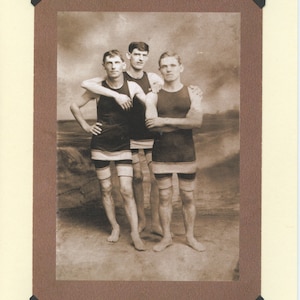 Beach Boys: Vintage Gay LGBTQ + Card - poly vriendjes Valentine kaart, broers kaart, zomer verjaardagskaart, vintage badpakken foto