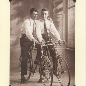 Amigos de la bicicleta: Vintage LGBTQ + tarjeta - tarjeta de deportes gay, ciclistas gay, novios gay vintage, bicicletas de una sola velocidad, foto de bicicleta antigua