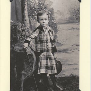 Plaid Boy: carte LGBTQ + vintage - histoire transgenre, travestissement édouardien, carte pour enfants, carte de genderbending, carte d’habillage pour enfants