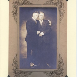 Elegant Hug: Vintage LGBTQ+ Card - congratulazioni di fidanzamento gay, due fidanzati gay, due fidanzati gay, mariti novelli sposi, carta fratelli