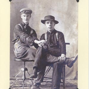 Wrapture: Vintage LGBTQ + Card - eerste vriendjes, jonge liefdeskaart, verlovingsaankondiging, gay vriendjes kaart, gay valentine kaart