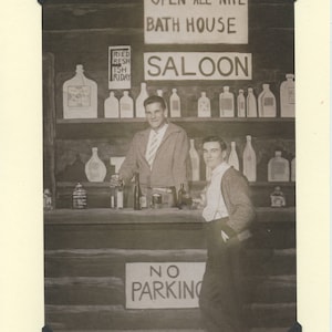Bathhouse Buddies: Vintage LGBTQ+ Card - wieczór dla chłopców, zdjęcie barmana z baru dla gejów, karta dla barmana, karta dla piwowara