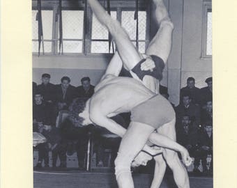 Upended: Vintage LGBTQ + Karte - Homosexuell Wrestling Valentinstag, Glückwunsch-Karte, Student Athelete, Meisterschaft Karte, Homosexuell Jock Valentinstag-Karte