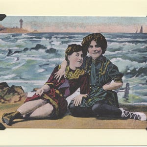 Close By The Sea: Vintage LGBTQ + Card - zussen Moederdag kaart, stranddag, uitje aan zee, vriendinnen oceaanreis, handgekleurde foto