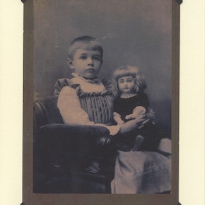 Sa poupée préférée : carte lgbtq vintage - garçon en robe, carte transgenre, enfants édouardiens, carte de flexion de genre, photo antique de bébé vers 1910