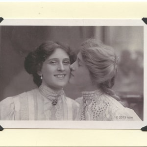 Loving Kiss: Vintage LGBTQ+ Card - lesbijska karta zaręczynowa, karta na dzień matki geja, lesbijska karta rocznicowa, lesbijska karta ślubna vintage