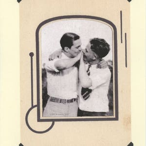 Kiss Interruptus: Vintage LGBTQIA Card - engagement, homoseksuele vriendjes, homoseksuele echtgenoten, homoseksuele verloofdes, in de kast, bicurious kaart, coming out