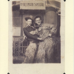 Spécial lune de miel: vintage LGBTQ+ Carte - maris jeunes mariés, carte de mariage de l’Ouest, deux cow-boys gay, gay juste carte mariée, carte lune de miel gay