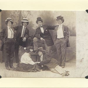 Kobiety: Karta Vintage LGBTQ+ - lesbijska poliamoria, wieczór panieński, karta na wieczór panieński, karta drag kings, vintage drag, antyczny drag