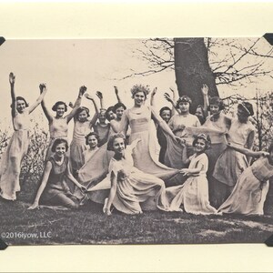 Queen Mab: Cartão Vintage LGBTQ+ - Cartão Galentine, cartão de dia dos namorados lésbico, cartão de casamento lésbico, cartão de feriado pagão, cartão de festa nupcial