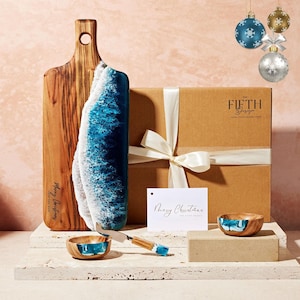 Weihnachtsgeschenkbox Handgefertigtes Charcuterie-Käsebrett, Einzigartiges Luxusset für Mama, Festliches Weihnachtsgeschenk Mama, Handwerkliches Gourmet-Bundle