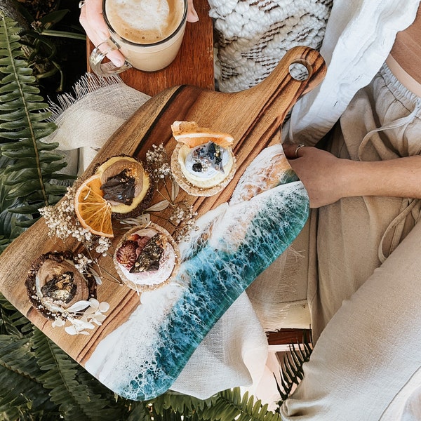 Regalo de compromiso para pareja, regalo de boda personalizado único, regalo de boda personalizado, tabla de cortar grabada, tabla de quesos de resina oceánica