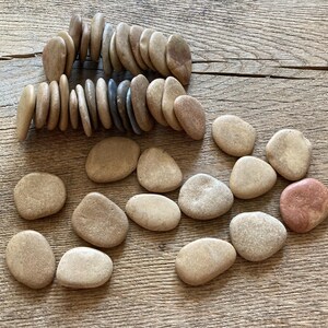 Flat Beach Stones for Crafts: 41 Handpicked Sea Pebbles, 0.98-1.38&quot;