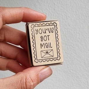 Vous avez un tampon postal, un cachet postal, une carte postale de tampons post-traversés, un tampon postal heureux pour les cartes, pour la journalisation