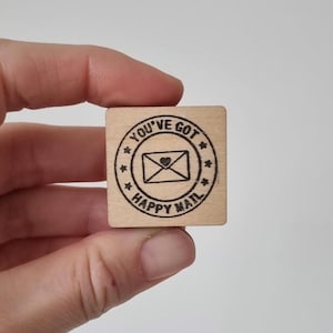 Hai un timbro di gomma per posta felice, un timbro di gomma per posta felice, una cartolina per timbri in gomma postcrossing, un timbro per posta ordinaria, un timbro fatto a mano per le carte