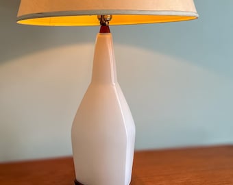 Lámpara de mesa de teca y vidrio opalino de mediados de siglo Lámpara de teca y vidrio escandinavo Lámpara danesa Lámpara sueca