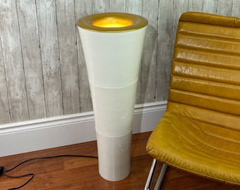 Lámpara Ikea Fackla, lámpara de pie acrílica de estilo retro de la era espacial.