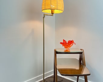 Lámpara de pie de latón de Laurel Lamp Company: Brazo giratorio ajustable de estilo mediados de siglo.