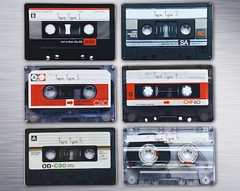 Może przedstawiać: Sześć vintage'owych kaset audio z różnymi etykietami i typami. Taśmy są oznaczone jako "Tape Type 1", "Tape Type 2", "Tape Type 3", "Tape Type 4", "Tape Type 5" i "Tape Type 6".
