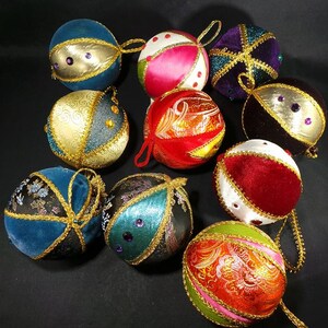 Puede incluir: Diez adornos navide&ntilde;os hechos a mano de terciopelo y sat&eacute;n. Los adornos est&aacute;n decorados con ribetes dorados, lentejuelas y cuentas. Los adornos son de varios colores, incluyendo rojo, verde, azul, morado y rosa.