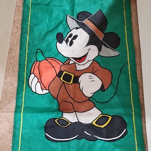 1997 Disney Green Mickey Mouse com bandeira de abóbora ao ar livre