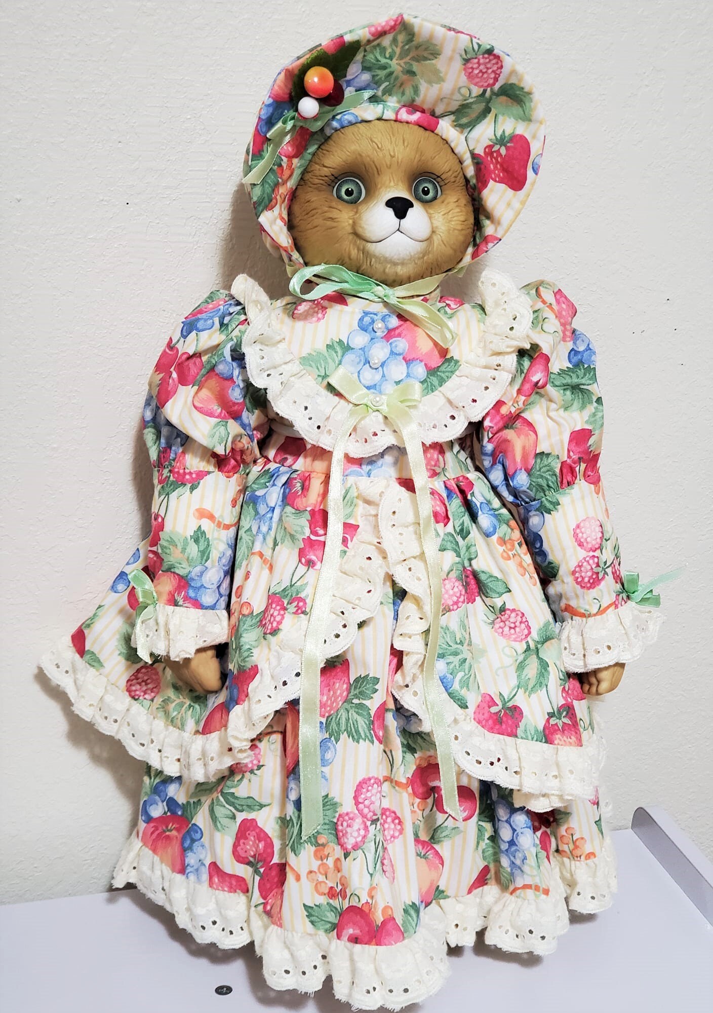 1995 Goebel Perfect Pets Series Mrs Honey Pie Porcelain Bear Betty