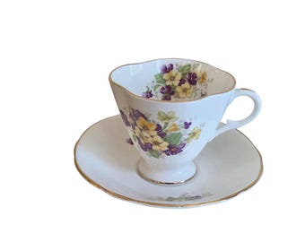 Taza y platillo de porcelana fina Clarence vintage de Inglaterra, color amarillo, morado y violetas.