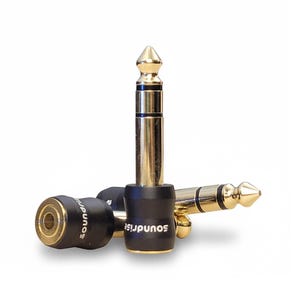 Könnte beinhalten: Drei gold-schwarze Soundrise-Audioadapter auf weißem Hintergrund. Die Adapter haben einen 6,35 mm Klinkenstecker und eine goldfarbene Spitze. Auf dem schwarzen Teil des Adapters ist das Wort "Soundrise" in Weiß aufgedruckt.
