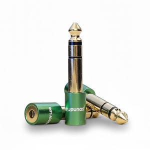 Könnte beinhalten: Drei gold-grüne Audioadapter. Die Adapter haben eine goldene Spitze und einen grünen Sockel mit dem Aufdruck "soundrise". Die Adapter dienen zum Anschluss von Audiogeräten.