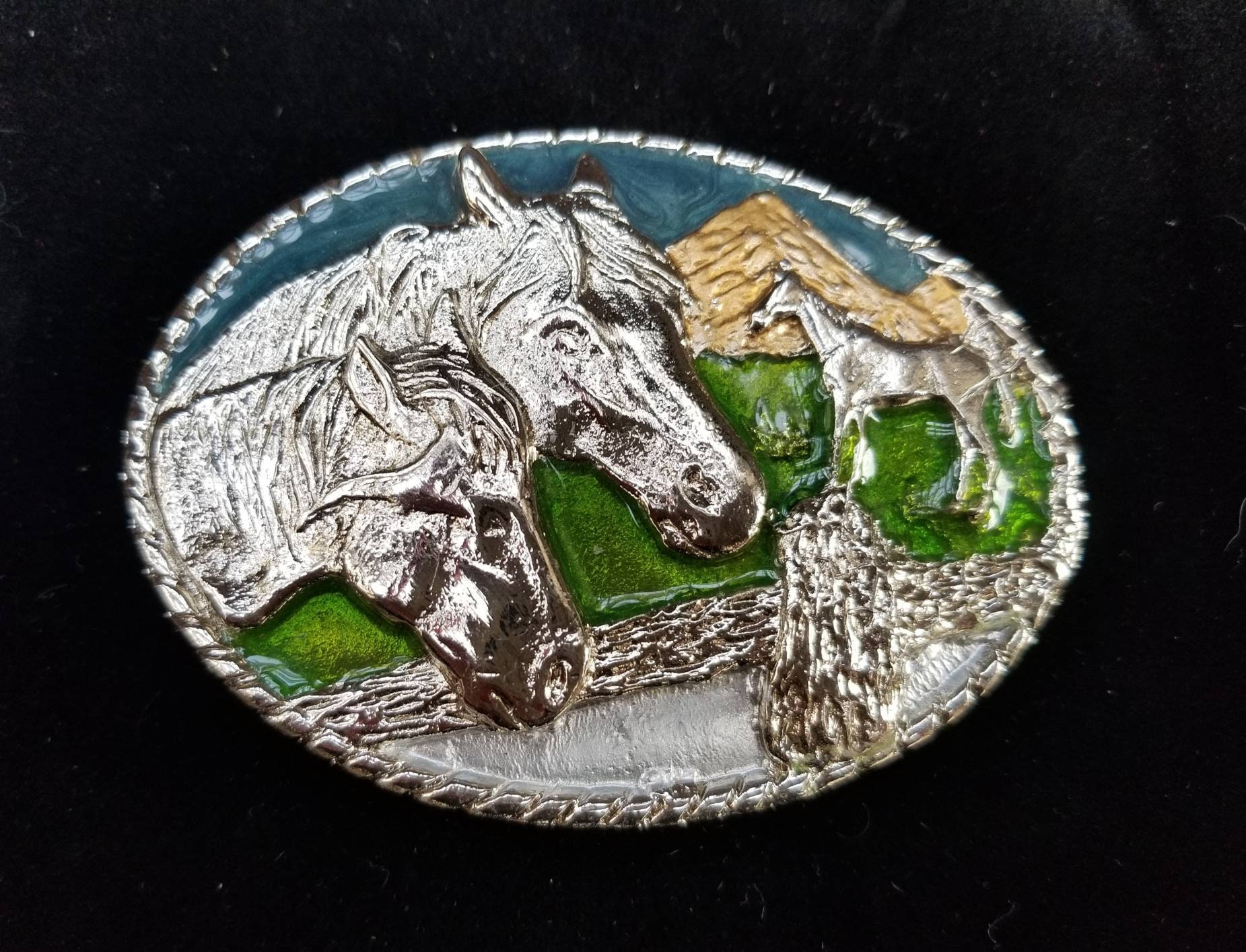 Vintage Horse Belt Buckle: Silver Toned Enamel Pasture Scene  display picture 2