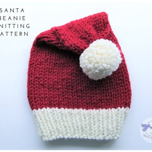 Könnte beinhalten: Rote und weiße gestrickte Weihnachtsmütze mit weißem Bommel. Die Mütze hat einen umgeschlagenen Rand und ist in einfacher Masche gestrickt. Das Muster heißt "Santa Beanie Knitting Pattern".