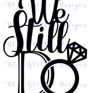 Könnte beinhalten: Schwarzweißes Grafikdesign mit dem Text "We Still Do" und zwei stilisierten Eheringen.