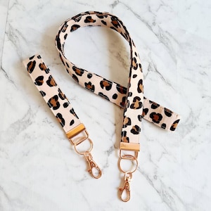 Cordón o llavero con estampado de leopardo: algodón rosa con herrajes en oro rosa.