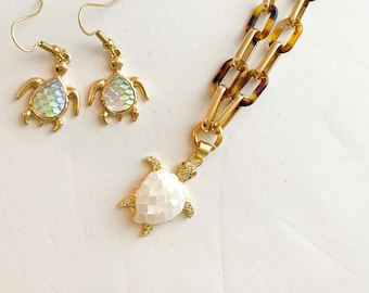 Shell Yeah / Seashell and Gold Sea Turtle / Sea Turtle charm / Necklace and Earring Set / Sea Turtle Earrings / Gold and Animal Print Chain