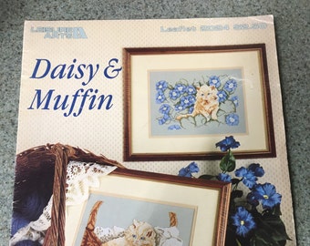 Folleto de punto de cruz Daisy & Muffin de Leisure Arts, folleto 2024, Daisy and Muffin, punto de cruz contado