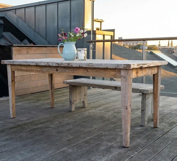 Großer Gartentisch handgefertigt aus nachhaltigem Bauholz für Garten, Terrasse oder Balkon