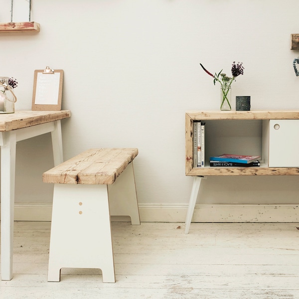 Kleines Sideboard im Retro-Stil mit Schiebetüren