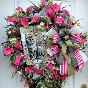 Cat Welcome Wreath – Gray Tabby Cat Spring Door Decor with Pink Flowers and Ribbons – Farmhouse Animal Wreath for Cat Lovers