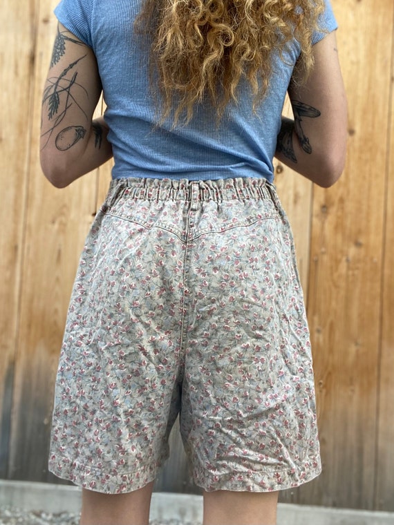 Vintage Floral Pleated High-waisted Shorts - image 4