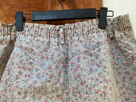 Vintage Floral Pleated High-waisted Shorts - image 7