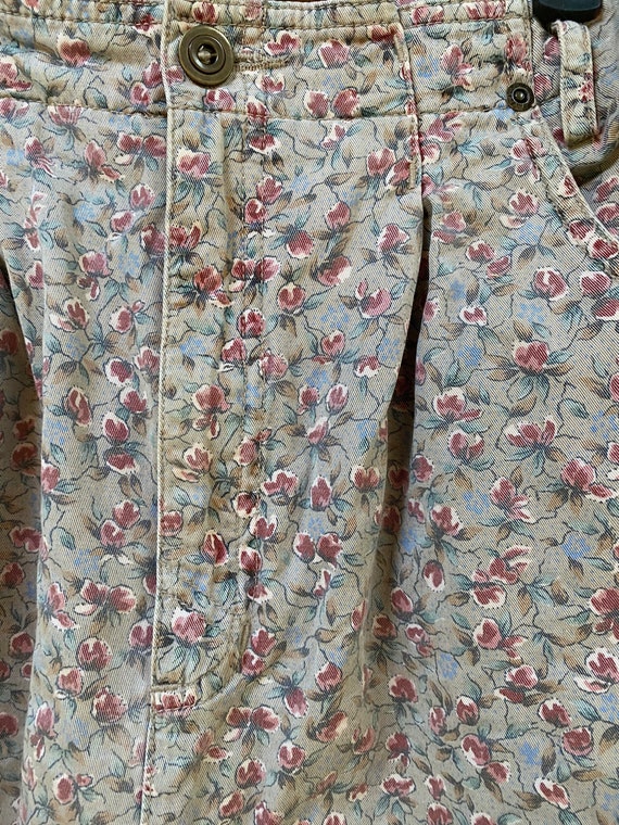 Vintage Floral Pleated High-waisted Shorts - image 8