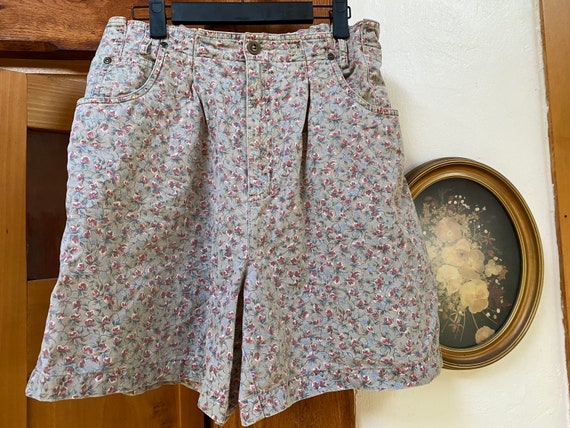 Vintage Floral Pleated High-waisted Shorts - image 6