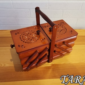 Organisateur de bijoux ornemental, boîte de rangement de couleur marron clair, boîte pliante en bois, cercueil de rangement sculpté à la main, boîte de kit de couture