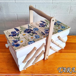 Rozszerzalne pudełko z dopasowanymi przegródkami, drewniane pudełko na przybory do szycia zdobione metodą decoupage, duże pudełko na pamiątki, kwiaty polne, irysy, stokrotki