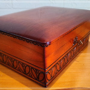 Grande boîte à bijoux, porte-bijoux en bois, rangement de bijoux faits à la main, organisateur, boîte à souvenirs, coffre en bois, boîte brune avec couvercle et serrure à clé