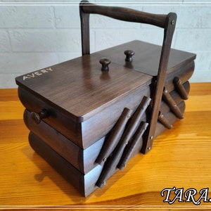 Aufbewahrungsorganizer für Schmuck oder Nähzeug, Holz Nähkasten, Ausklappbox, personalisierte Holzkiste, dunkelbraune Dekobox